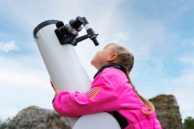 Słodkie dziecko astronautów bawi się