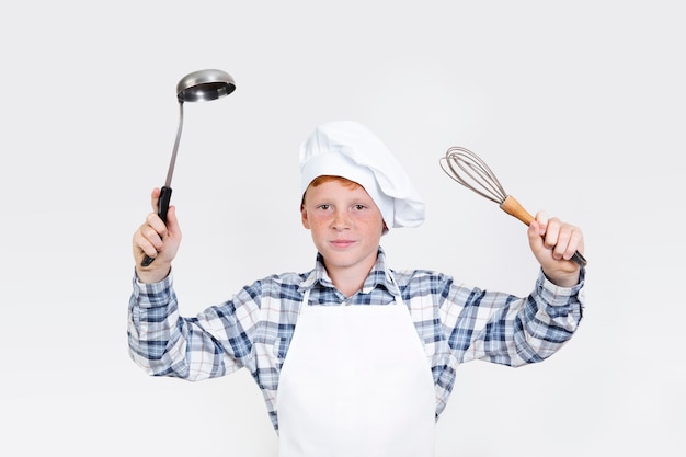 Słodkie dziecko gospodarstwa narzędzia do gotowania