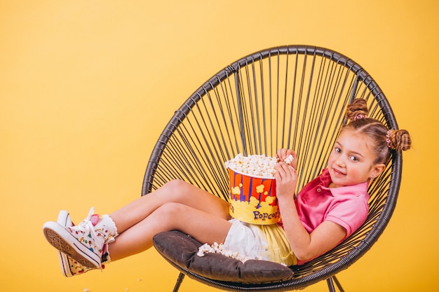 Bezpłatne zdjęcie słodkie dziewczyny jedzenie popcornu