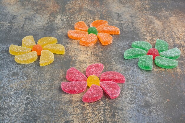 Słodkie kolorowe galaretki cukierki na tle marmuru