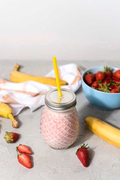 Bezpłatne zdjęcie słoik kątowy z truskawkowym smoothie