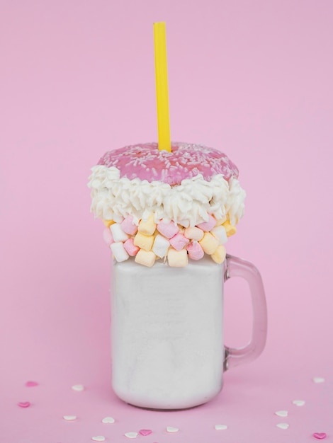 Bezpłatne zdjęcie słoik milkshake z różowym pączkiem
