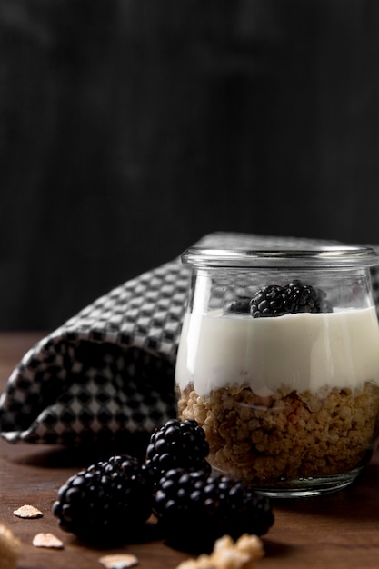 Bezpłatne zdjęcie słoik z jogurtem, muesli i jagodami