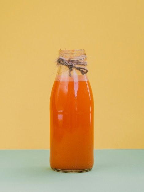 Słoik ze świeżym i ekologicznym sokiem z marchwi