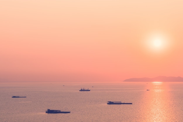 Bezpłatne zdjęcie słońce oceanu statek wakacje woda