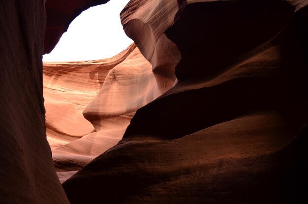 Bezpłatne zdjęcie słońce świeciło na czerwone skalne ściany kanionu antylopy.