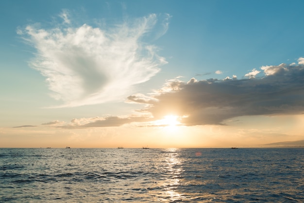 Bezpłatne zdjęcie słońce unosi się nad oceanem spokojnym