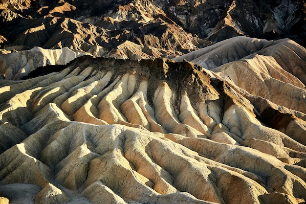 Bezpłatne zdjęcie słoneczna sceneria zabriskie point w parku narodowym doliny śmierci, kalifornia - usa