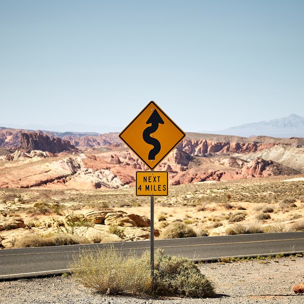 Słoneczna sceneria żółtego drogowskazu w Parku Stanowym Valley of Fire w Nevadzie, USA