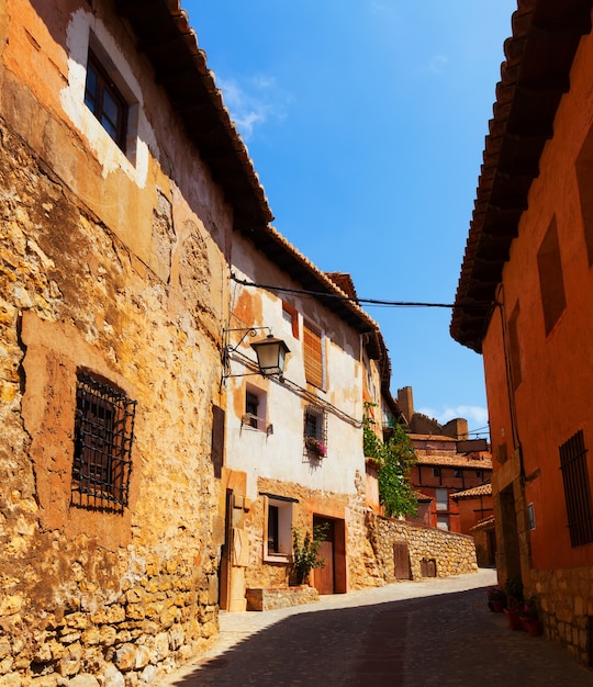 Bezpłatne zdjęcie słoneczna ulica starego miasta hiszpańskiego