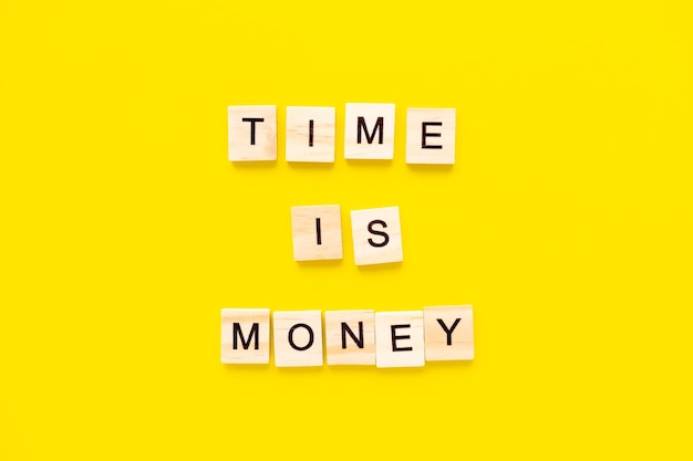 Słowa czas to pieniądz na żółtym tle koncepcji biznesowej