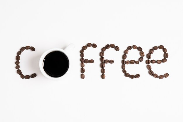 słowo „kawa” zapisane z palonych ziaren kawy