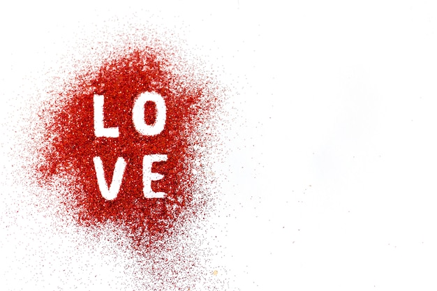 Bezpłatne zdjęcie słowo miłość na kolorowym piasku