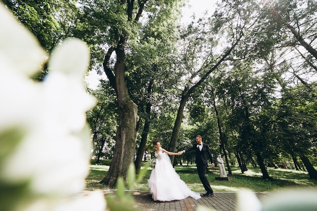 Bezpłatne zdjęcie Ślub para na ich ślubie