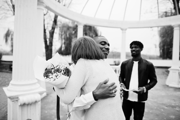 Ślubna ceremonia zaręczynowa z pastorem Szczęśliwa wieloetniczna para zakochana w historii Relacje afrykańskiego mężczyzny i białej Europejki