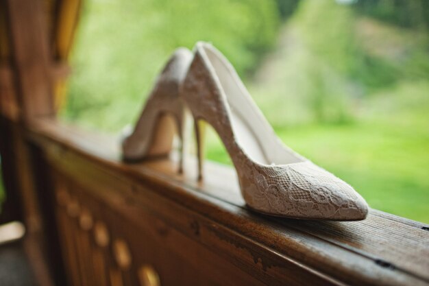 Ślubne buty panny młodej tekstylne na balkonie