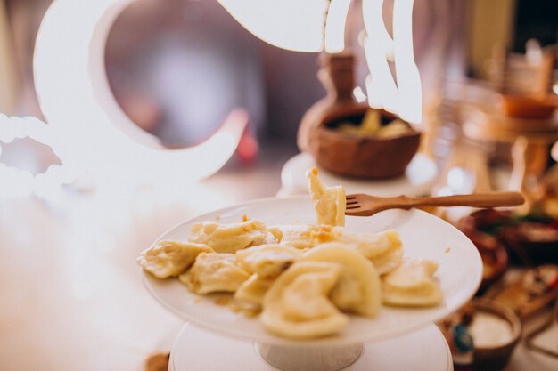 Ślubne stoły z jedzeniem w restauracji z dekoracjami