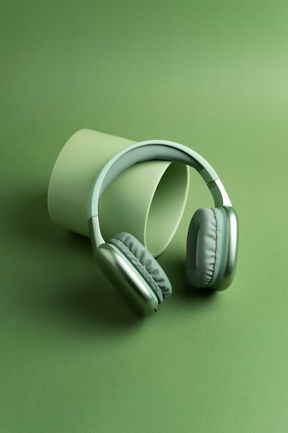 Bezpłatne zdjęcie słuchawki z minimalistycznym monochromatycznym tłem
