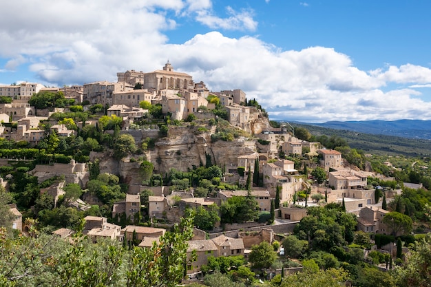 Słynna średniowieczna wioska Gordes w południowej Francji (Prowansja)