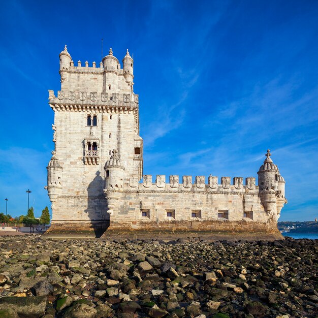 Słynna wieża Belem o zachodzie słońca - Lizbona, Portugalia