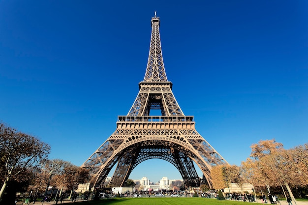 Słynna wieża Eiffla w Paryżu ze wspaniałymi kolorami