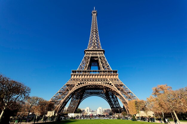 Słynna wieża Eiffla w Paryżu ze wspaniałymi kolorami