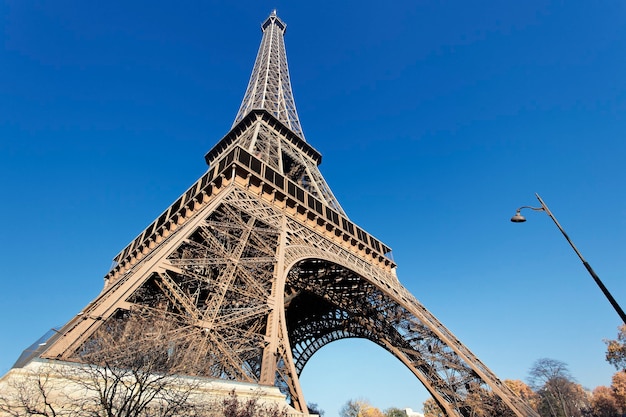 Słynna wieża Eiffla z błękitnym niebem w Paryżu