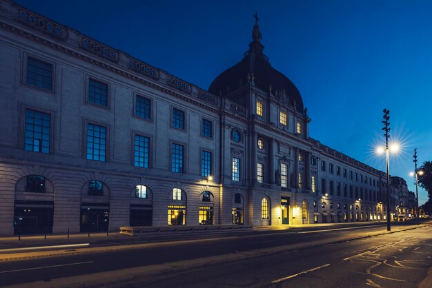 Słynny budynek hotelu Dieu w Lyonie we Francji