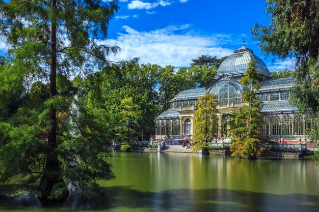 Słynny Crystal Palace w parku Retiro, Madryt, Hiszpania.