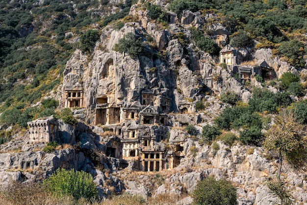 Słynny kompleks grobowców skalnych w ruinach myry z lycia
