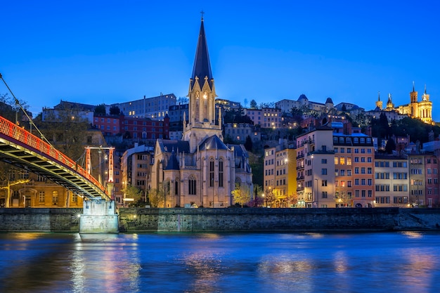 Słynny kościół w Lyonie z rzeką Saone w nocy