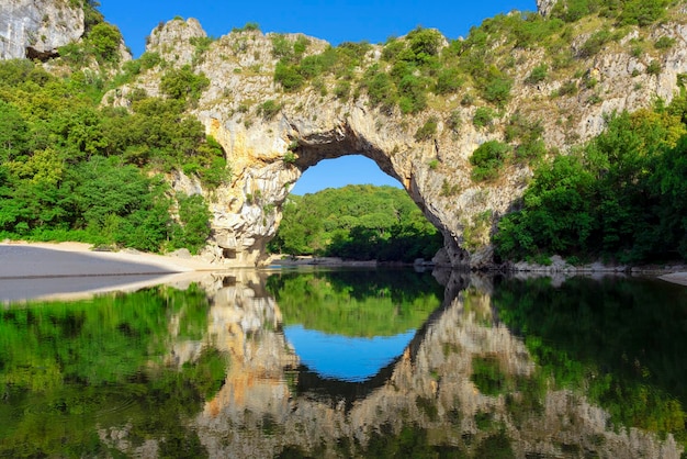 Bezpłatne zdjęcie słynny łuk w vallonpontd'arc ardeche france