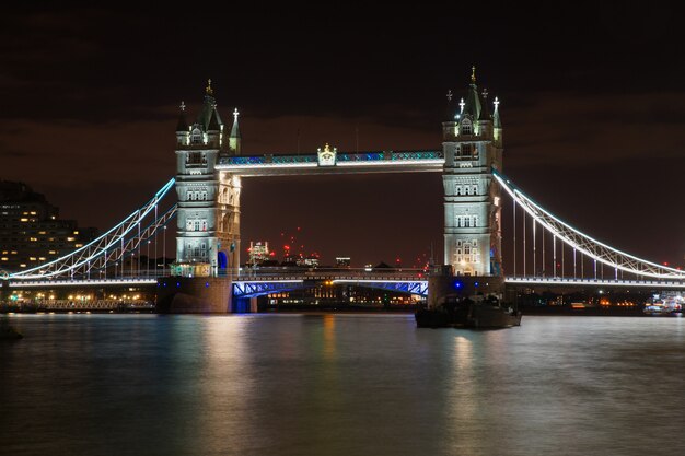 Słynny Tower Bridge w Londynie oświetlony lampkami nocnymi