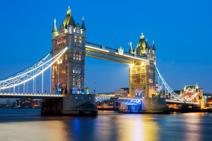 Bezpłatny plik Zdjęcie słynny tower bridge wieczorem, londyn, anglia