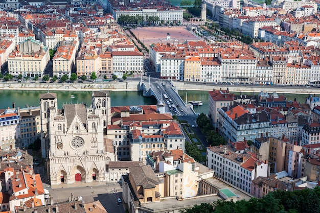 Słynny widok Lyonu z katedrą we Francji