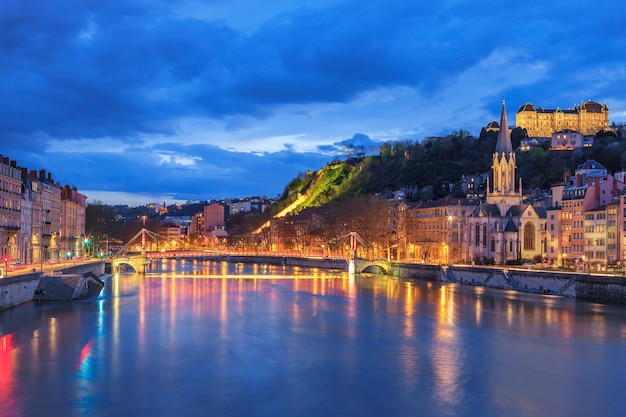 Słynny widok na Lyon z rzeką Saone w nocy