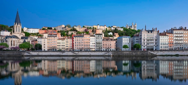 Słynny widok na rzekę Saone rano Lyon