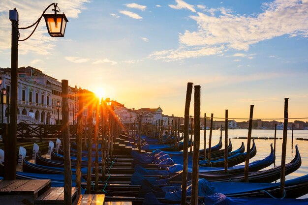 Słynny widok Wenecji z gondolami o wschodzie słońca