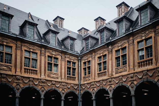 Słynny zabytkowy Vieille Bourse w Lille we Francji