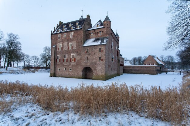 Słynny zabytkowy zamek Doorwerth w Heelsum w Holandii w okresie zimowym