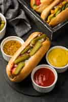 Bezpłatne zdjęcie smaczna aranżacja hot dogów