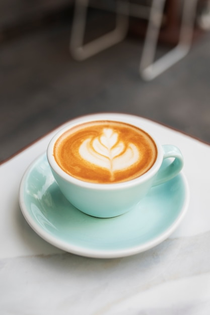 Bezpłatne zdjęcie smaczna filiżanka kawy na tarasie pod wysokim kątem