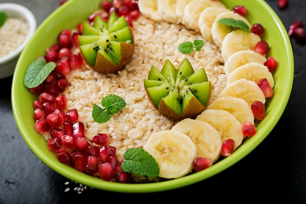 Smaczna i zdrowa owsianka z owocami, jagodami i nasionami lnu. Zdrowe śniadanie. Jedzenie fitness. Odpowiednie odżywianie.