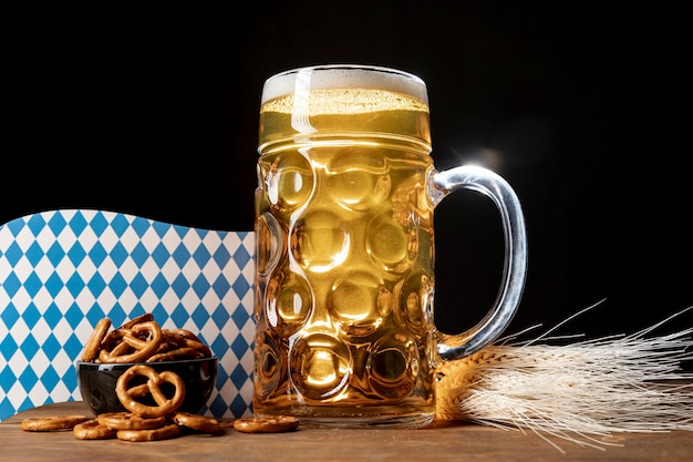Smaczne bawarskie piwo na stole z preclami