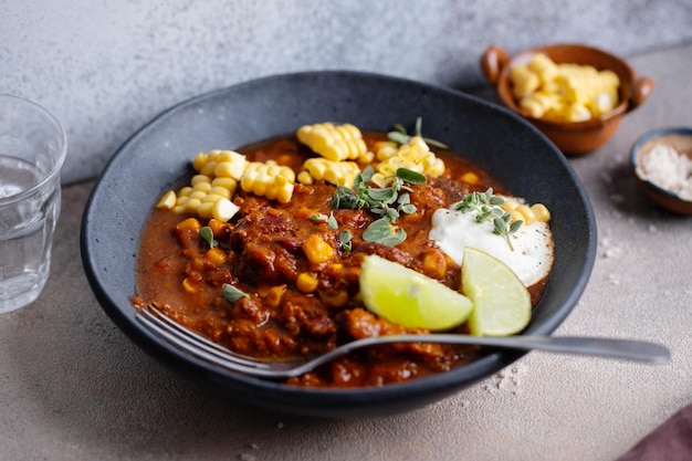 Smaczne Chili Con Carne Podawane W Misce Na Stole Meksykańskie Jedzenie