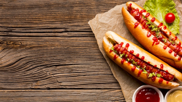 Bezpłatne zdjęcie smaczne hot dogi z przestrzenią kopii