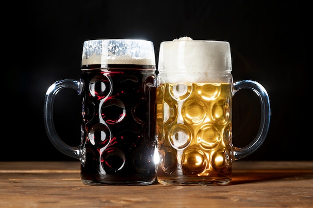Smaczne kubki bawarskiego piwa na stole