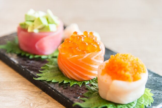 Smaczne owoce morza sushi sashimi czarny