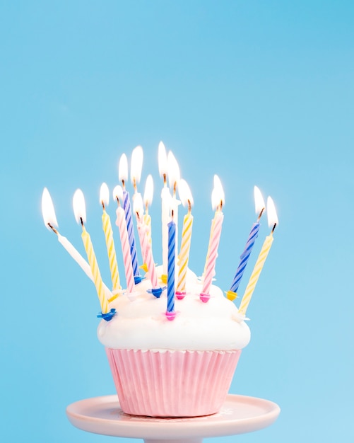 Bezpłatne zdjęcie smaczne urodziny muffin na niebieskim tle