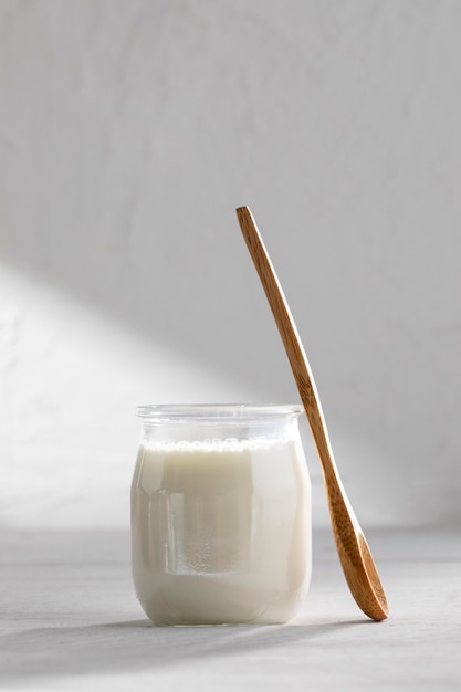 Bezpłatne zdjęcie smaczny asortyment jogurtów i drewnianych łyżek